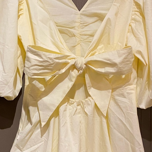 NWT H&M Tie-back puffy dress
Colour- Pale yellow - Picture 13 of 16